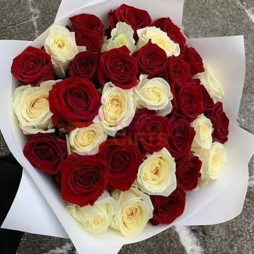 Fresh White & Red Roses Bouquet kenyangifts.com
